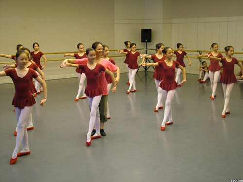 雙層舞蹈地板熱烈上市贏得舞蹈地板新的