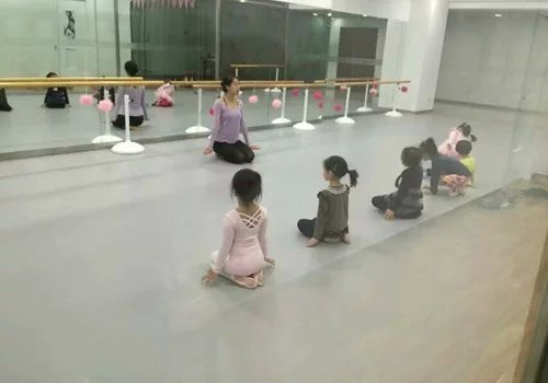 pvc地板膠怎么樣 pvc地板膠價格分析