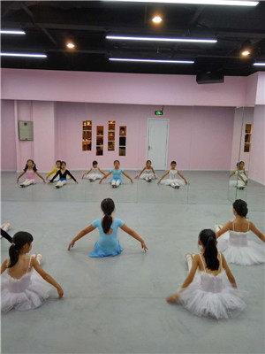 舞蹈地膠產(chǎn)品優(yōu)勢(shì)及設(shè)計(jì)理念